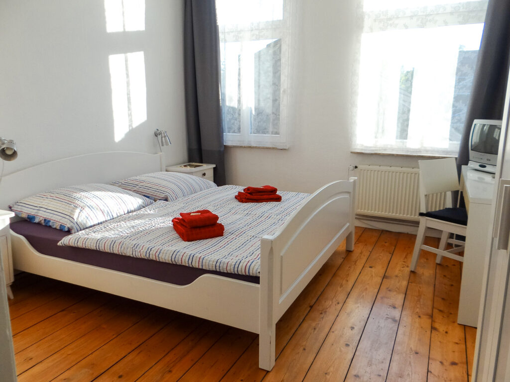 Schlafzimmer mit Doppelbett | Ferienwohnung KLARA